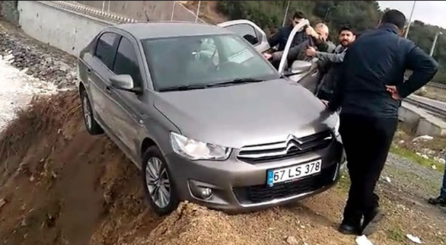 Uçurumun kenarında asılı kalan otomobili elleriyle tuttular