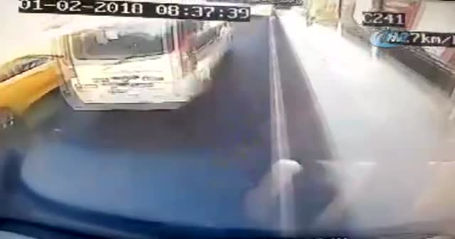 Üsküdar'da otobüsün durağa daldığı kazada yaşanan sıcak anlar kamerada