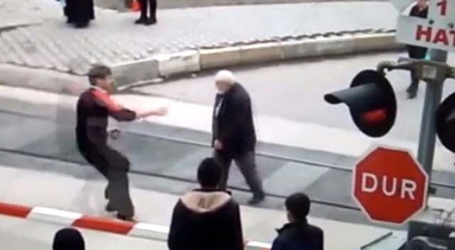 Yaşlı adam trenin altında kalmaktan son anda kurtarıldı