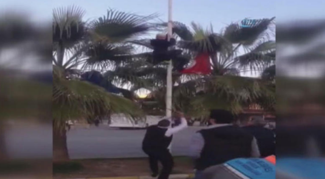 Alanya'da Türk bayrağını indirmek isteyen kişiye linç girişimi