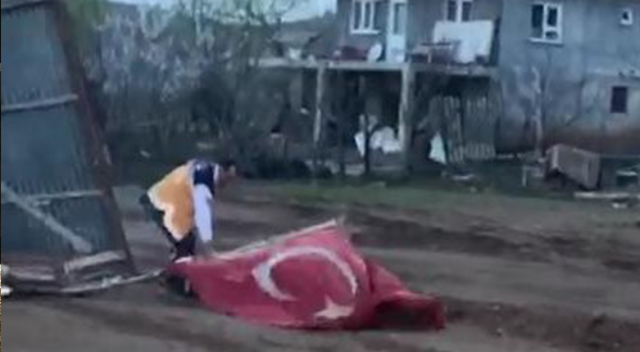 Ambulans şoförü bayrağı yerde bırakmadı