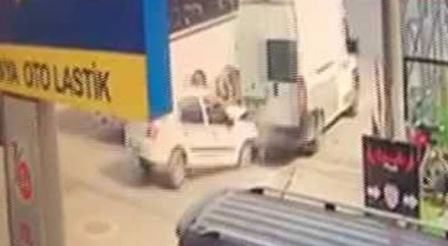 İki aracın arasında feci şekilde sıkıştı