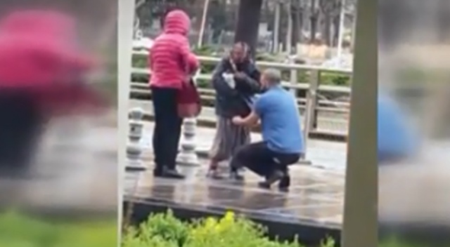 İnsanlık ölmemiş dedirten görüntü! Gözyaşlarınızı tutamayacaksınız