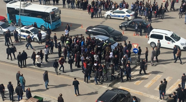 Kalabalık iki grup arasında tekme tokat kavga