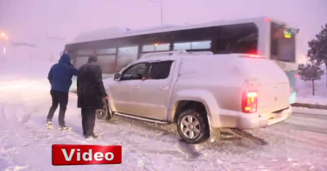 Kar ve tipi nedeniyle araçlar yolda kaldı