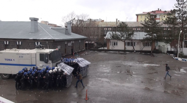 Kars’ta Çevik Kuvvet’in yağmur altına tatbikatı nefes kesti