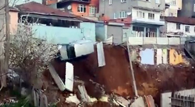 Kocaeli'nde yol çöktü! Bir sürücü saniyelerle kurtuldu