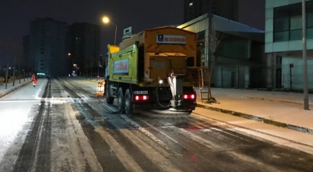 Küçükçekmece'de ekipler gece boyunca karla mücadele etti