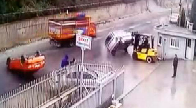 Kardeşine kızan patron araçları forkliftle yola fırlattı