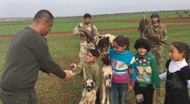 ÖSO'dan Afrin zaferinin ardından çocuklara tatlı ikramı