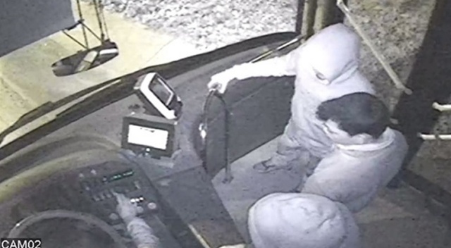 Otobüs kaçıran dört küçük kafadar İstanbul'u birbirine kattı