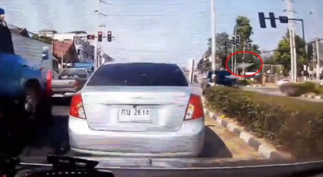 Pikap motosikleti böyle biçti!