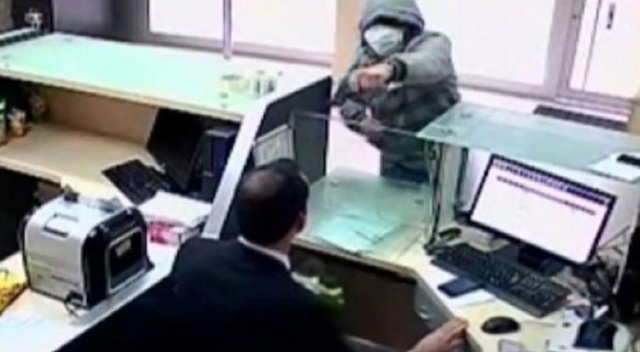 PTT çalışanı silahlı soyguncuya canı pahasına böyle direndi