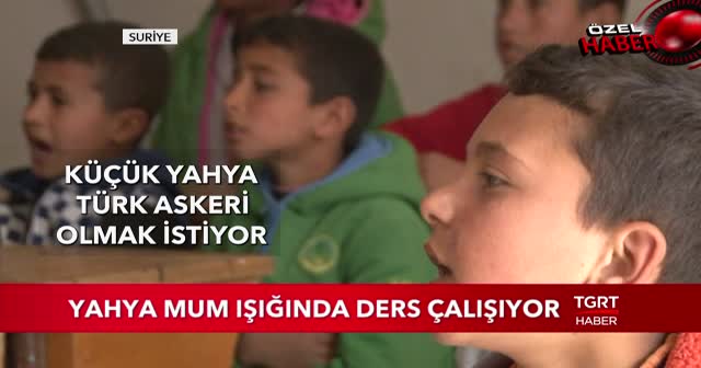 Yahya mum ışığında ders çalışıyor