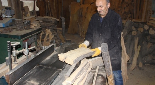 Yakılacak odunları sanat eserine dönüştürüyor