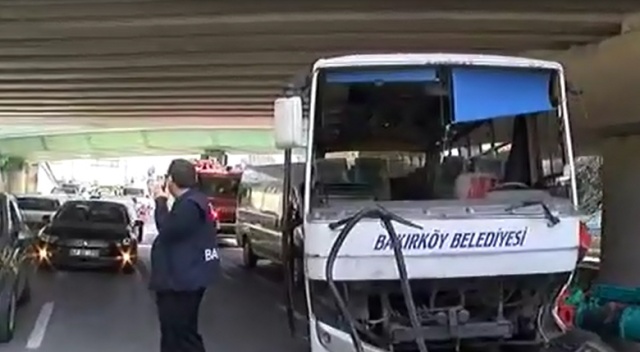 Yeşilköy'de tır köprüye çarptı