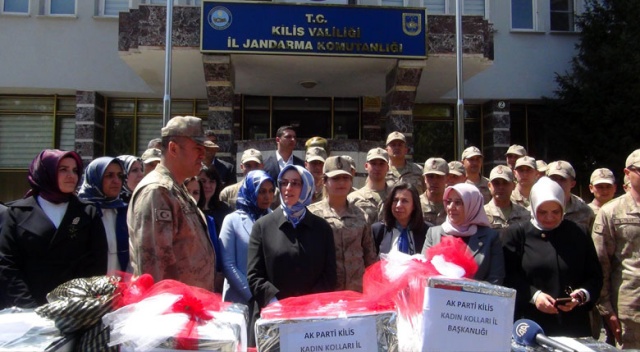 AK Partili kadınlardan Mehmetçiğe anne şefkati