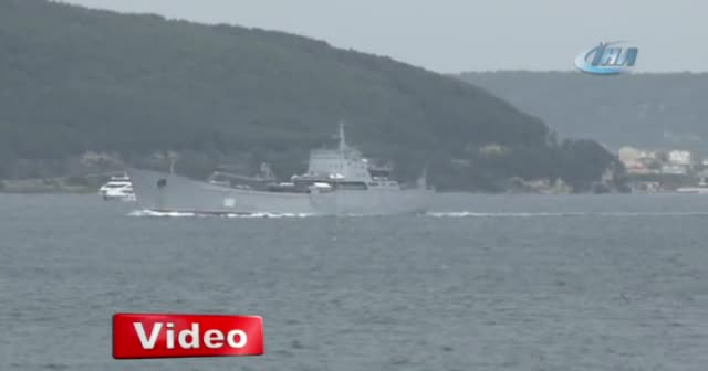 Askeri araç yüklü Rus savaş gemisi Çanakkale Boğazı'ndan geçti