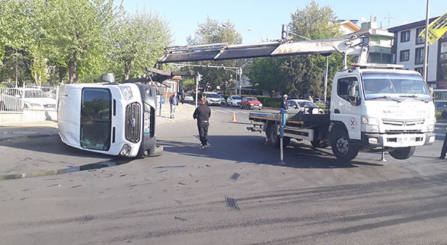 Askeri personel taşıyan servis minibüsü devrildi: 5 yaralı