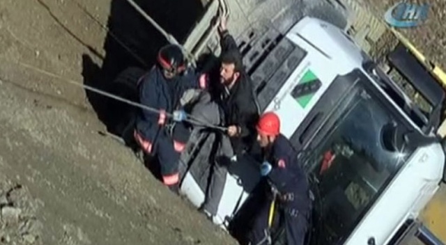 Kamyonla uçurumdan yuvarlandı, burnu kanamadan çıktı