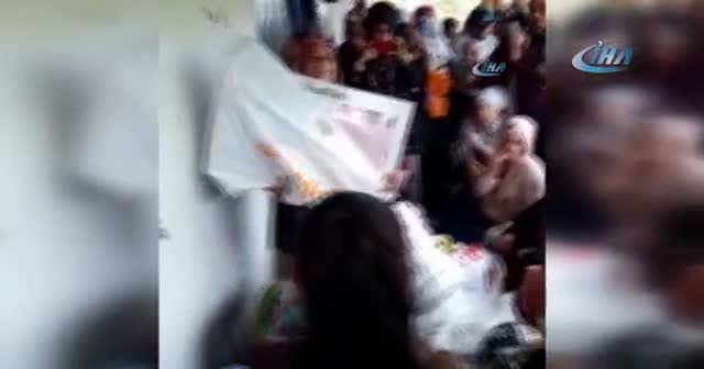 Vatandaşların ağırlığına dayanamayan ahşap balkon çöktü