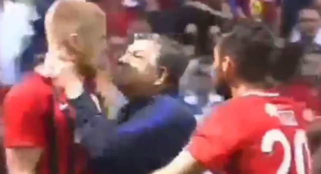 Yılmaz Hoca çıldırdı! Bir anda oyuncunun boğazına yapıştı