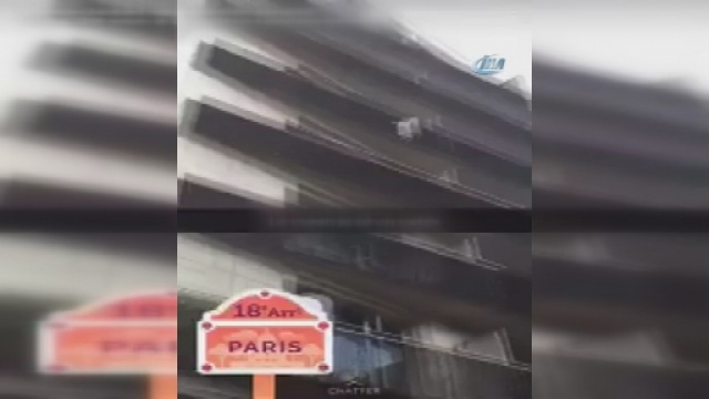 Paris’te kahraman genç balkondan sarkan çocuğu kurtardı