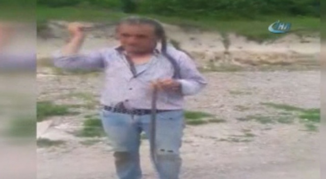 Yılandan hiç korkmadan boynuna doladı