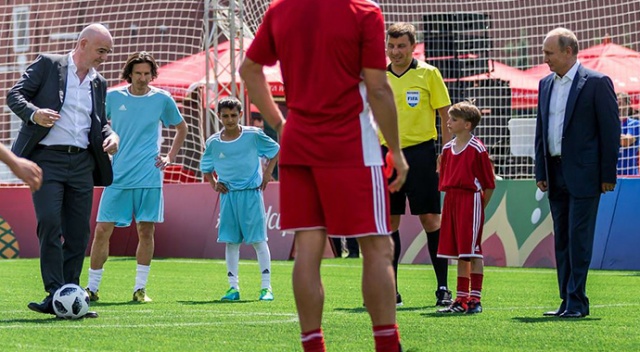 Putin futbol hünerlerini sergiledi