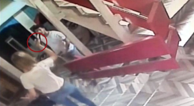 Sevgilisinin gözü önünde kendini bıçakladı