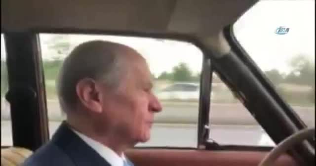 Bahçeli klasik otomobiliyle Ankara yollarında