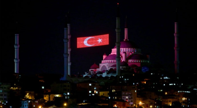 Çamlıca ve Eyüp Sultan Camii'nde sela okunması havadan görüntülendi