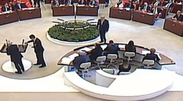 CHP'li Tufan Köse TBMM'deki milletvekili yemini esnasında heyecandan kürsüdeki suyu devirdi!