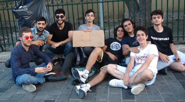 İstiklal'de Caddesi’nde '1 lira’ya dert dinleme' hizmeti verdiler