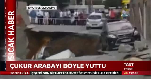 Son dakika: Ümraniye'de istinat duvarı çöktü, araçlar çukura düştü
