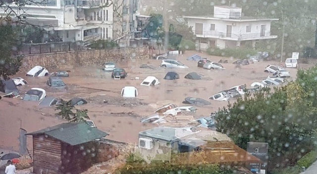 Yunanistan yangın felaketinin ardından şimdi de sel ile boğuşuyor