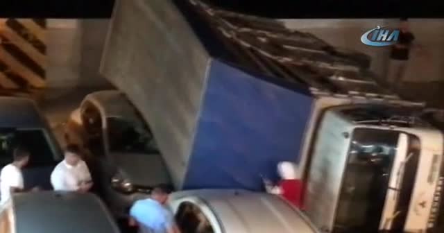 Arabalı vapurdaki kamyon araçların üzerine devrildi