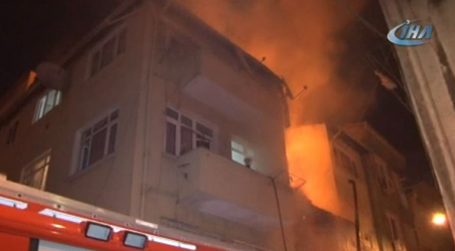 Beyoğlu’nda ahşap bina alev alev yandı