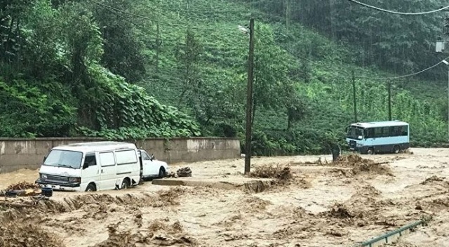 Rize'yi sel vurdu... Mahsur kalanlar var!
