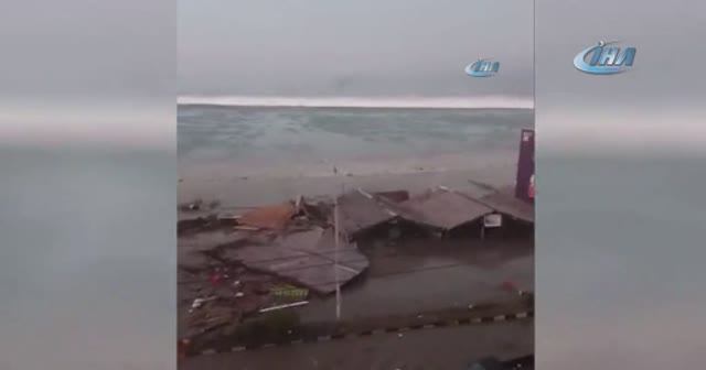 Endonezya'da önce deprem sonra tsunami! Ölü sayısı artıyor