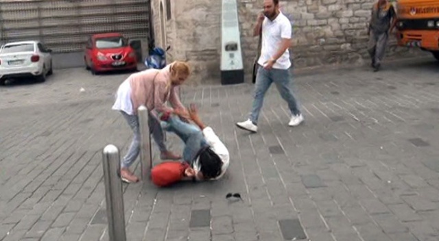 Taksim'de omuz atma kavgasında kızlar birbirine girdi!