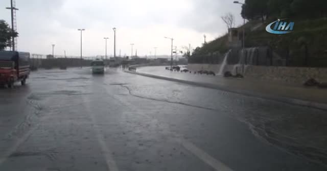 Üsküdar'da yollar göle döndü