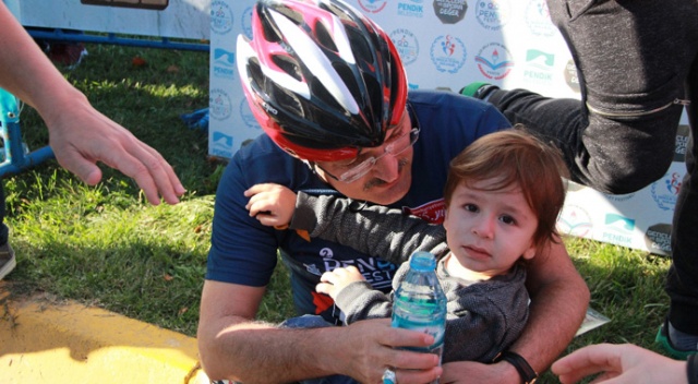 Bebek arabasını elinden kaçırdı, yürekler ağza geldi