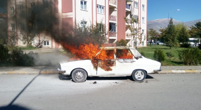 Erzincan'da park halindeki otomobil yandı