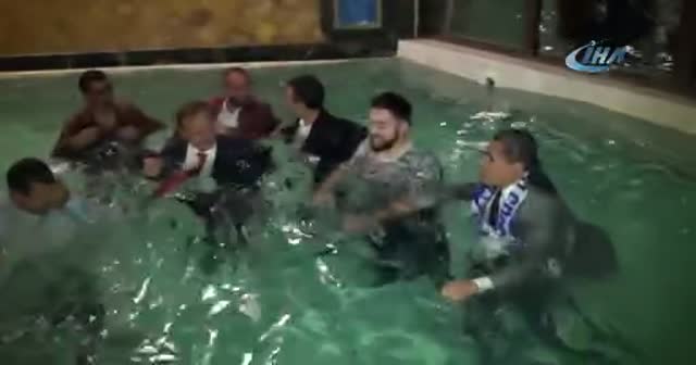 Hızını alamayan belediye başkanı takım elbise ile havuza atladı