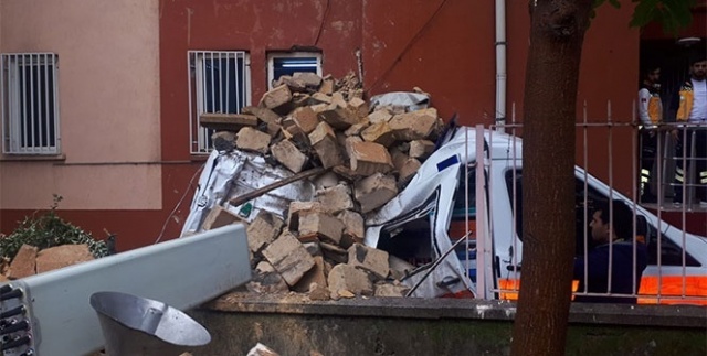 Minare ambulansın üzerine devrildi