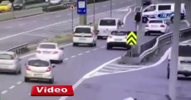 Polis TEM'deki aracı koşarak yakaladı