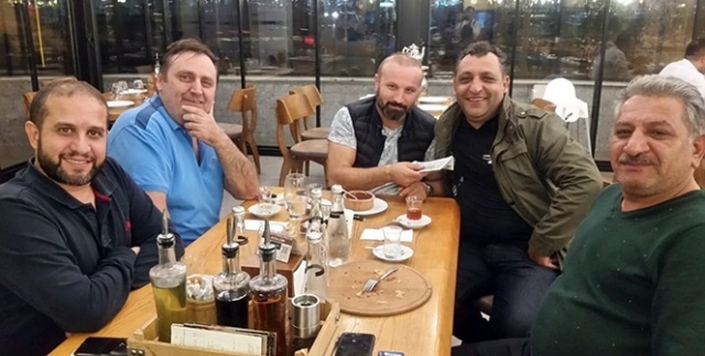 UBER şoförü araçta unutulan 10 bin doları iş adamına teslim etti