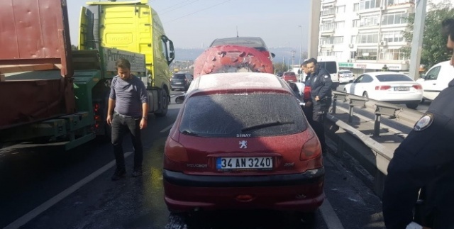 Alev alan araç E-5 karayolunda trafiği kilitledi
