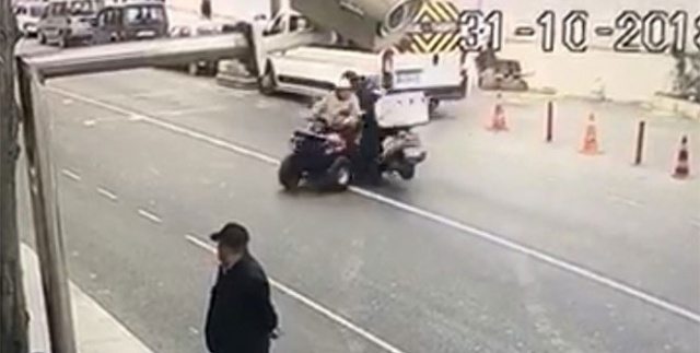 ATV'ye çarpan motosiklet böyle takla attı